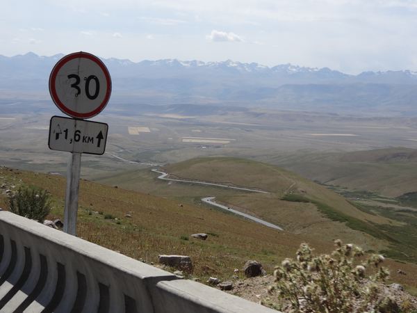 Za tunelem klesáme do údolí Suusamyr (2200 m).