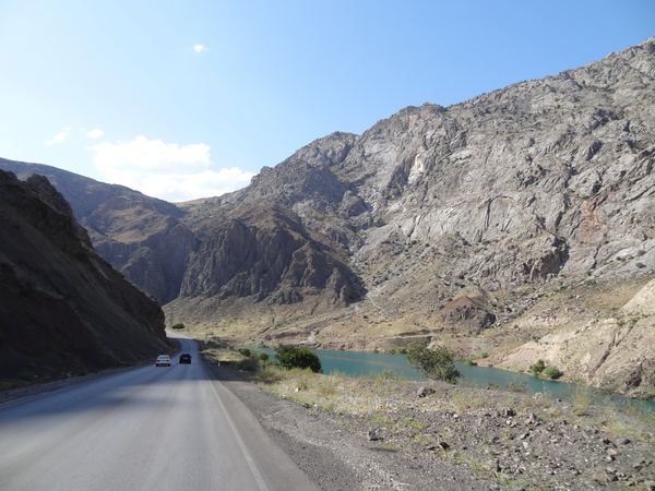 Při křišťálově modré řece ještě pokračujeme dalších 100 km.