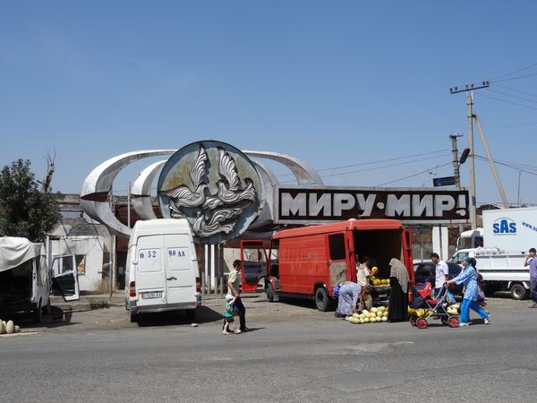 Město Oš je umístěno v údolí Fergana a žije tu přibližně 230 000 lidí všech národností (Kyrgyzové, Uzbekové, Rusové nebo také Tadžikové).