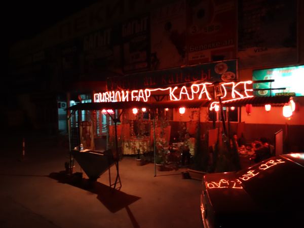 Ve městě nechybí ani oblíbená zábava Asiatů - karaoke.