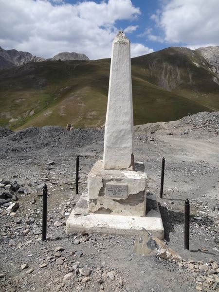Monument postavený na památku stavebního manažera Yuri M. Grushky.