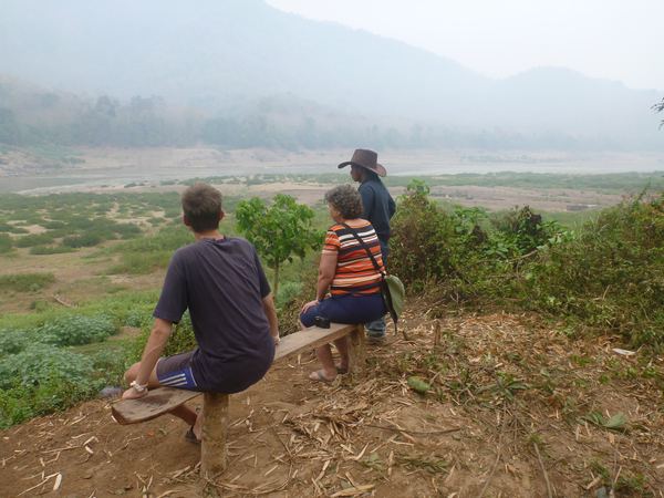Mekong, který v období dešťů zaplaví celé údolí a sahá téměř až po lavičku...