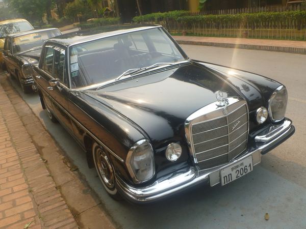 Najdou se tu i takové unikáty jako je tento Mercedes.