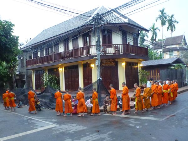 Mnichy vede obyčejně opat chrámu nebo nejstarší z mnichů. Následují jej mniši seřazení podle času stráveného v buddhistické komunitě.