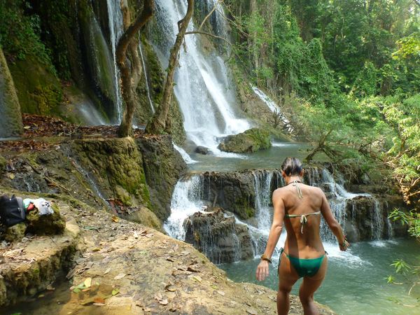 Necelých 30 km od Luang Prabangu se nachází překvapivě pěkný vodopád Kuang Si.