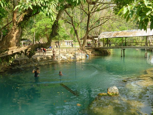 Vang Vieng a jeho blízké okolí (např. tato Modrá laguna) je oblíbená destinace zejména pro mladé lidi, kteří se chtějí bavit.