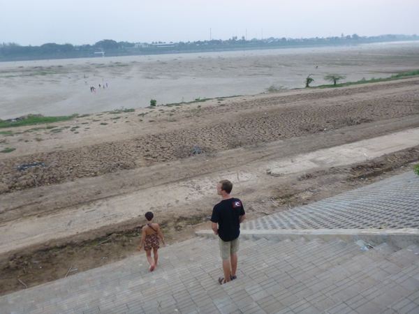 Mekong (nyní velké pískoviště) zde tvoří hranici mezi Thajskem a Laosem.