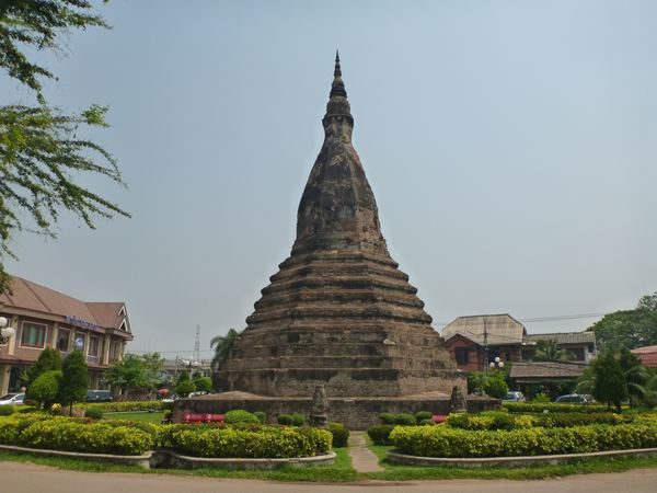 That Dam neboli "Černá stupa" byla údajně stejně jako Velká stupa kdysi pokrytá zlatem, ale to prý v 19. století ukradli Siamci.