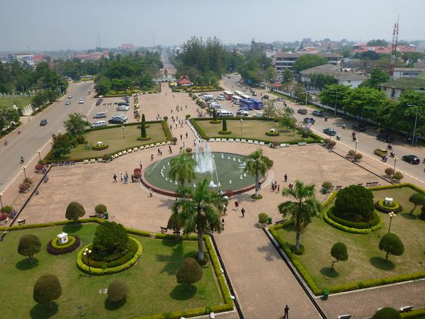 Pohled z oblouku na přilehlý park.
