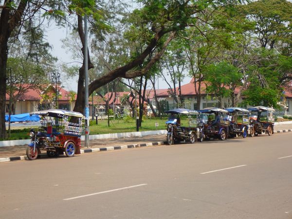 Tuk-tuky jsou všude tam, kde je sebemenší pravděpodobnost, že oberou nějakého turistu.