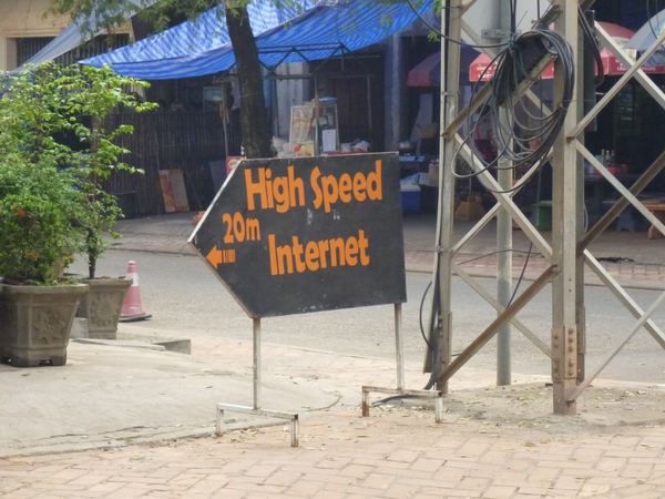 Pokrok nelze zastavit. Internet je možné najít i v zapadlých městečkách Laosu (i když ne úplně kvalitní).