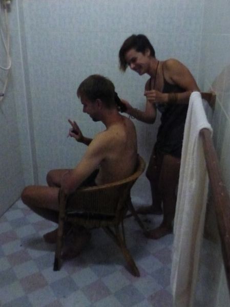 Se smíchem se Inna pouští do jejího prvního stříhání.