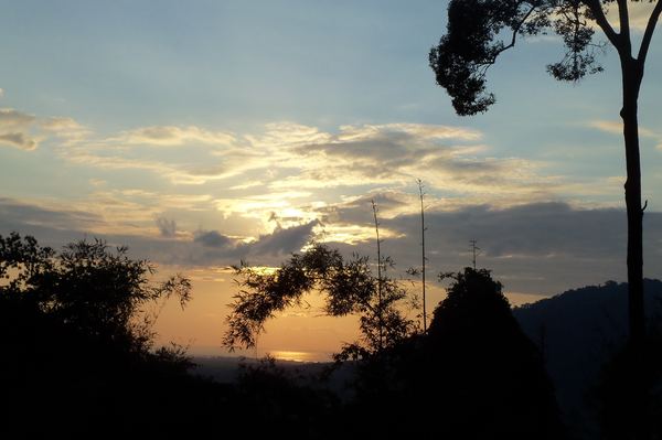 Západ slunce při sjezdu z nejvyššího bodu na Langkawi - Gunung Raya (881 m)