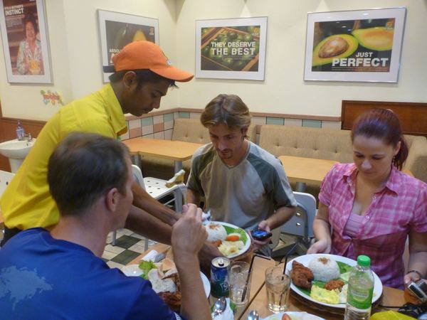 Slavnostní večeře v indonéské restauraci na uvítání třetí návštěvy z domova. Opět je jí Janča.