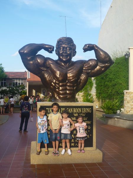 Pocta místnímu svalovci - Mr. Asia a Mr. Universe