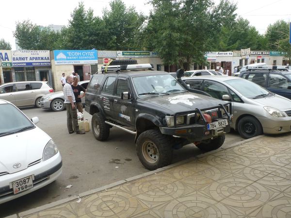 Brát tolik kanystrů s vodou do Gobi, není to zbytečný?