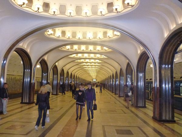 Jedno z těch architektonicky lepších stanic metra v Moskvě.