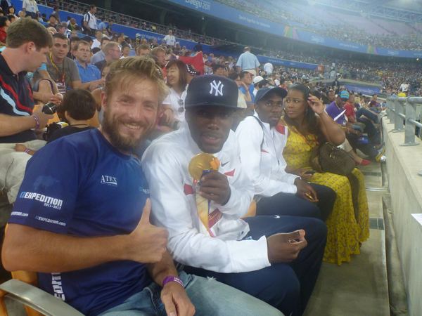 Takhle si sedím na stadiónu v Tegu, když tu ke mě přiskočí LaShawn Merritt (mistr světa a olympijský vítěz), že by se se mnou chtěl vyfotit. Tak co jsem měl dělat?