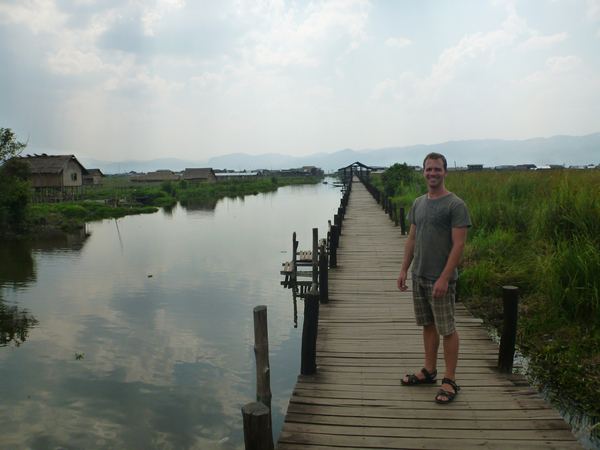 Jezero měří úctyhodných 22 km na délku a 11 km na šířku.