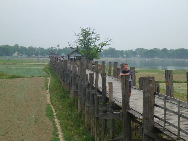 Most, který má na délku pěkných 1.2 km a vede přes jezero Taungthaman, patří podle mnohých mezi nejfotogeničtější místa v Myanmaru.
