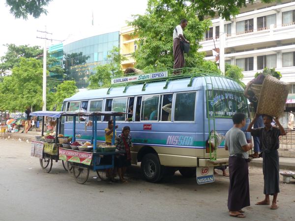 Zatímco se nakládá autobus, přiběhnou babičky a mabízí do okýnka své zboží.