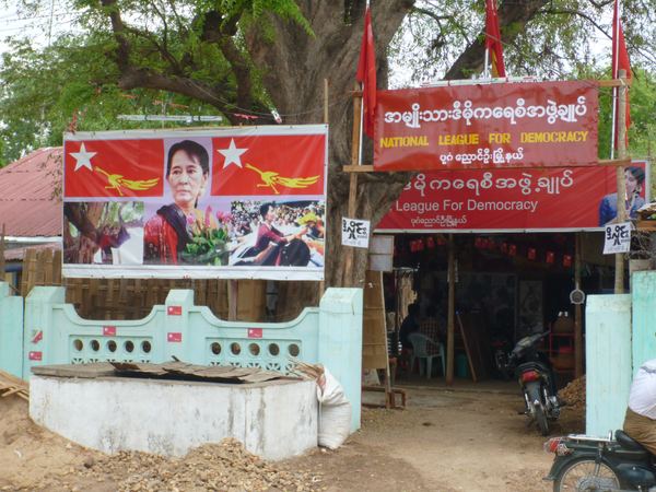 Národní liga za demokracii (NLD) v čele s Aung San Suu Kyi, která získala Nobelovu cenu míru, je v této oblasti velice populární.