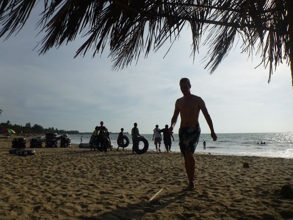 Vzhledem k tomu, že je pláž oblíbenou destinací myanmarské střední vrstvy, jsou zde přichystané pro turisty různé atrakce.