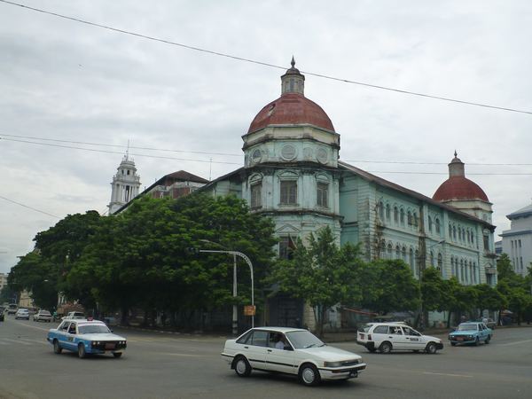 Na Myanmarských budovách jde ještě pořád najít (i po více než 60 letech od vyhlášení nezávislosti na Británii) prvky evropské architektury.