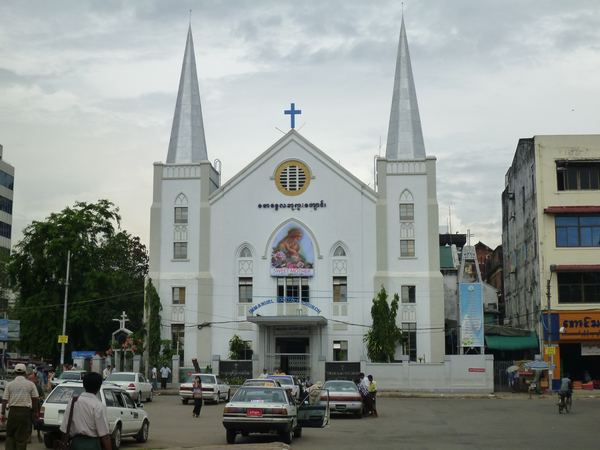 I přestože většina Barmánců vyznává Buddhismus, najdou se tu i baptistické kostely.