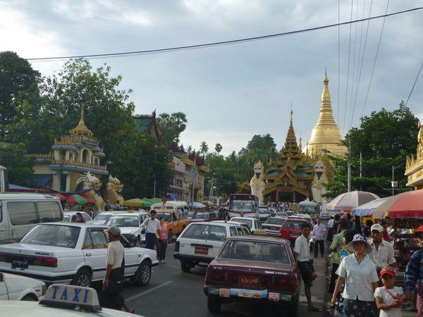 V neděli odpoledne je kolem pagody Shwedagon (česky Šweitigoum) pořádný šrumec.