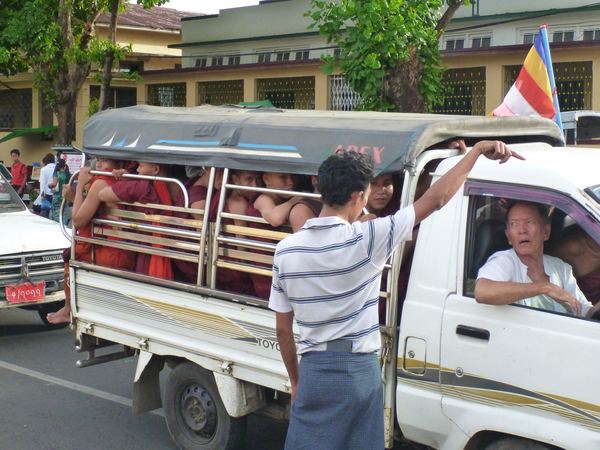 Kdo by si taky nechěl několikrát obkroužit nejsvětější buddhistickou pagodu v Myanmaru.