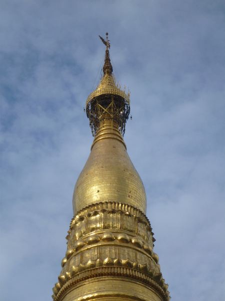 2 500 let stará pagoda (nejstarší na světě) údajně nese 8 Buddhových vlasů. Mimo to je ozdobená 5 448 diamanty a 2 317 rubíny.