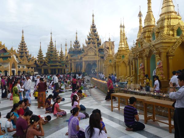 Shwedagon ale není jen jedna obrovská pagoda. Hlavní stavbu obklopuje velké množství dalších stup, chrámů, sošek apod.