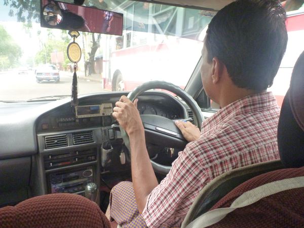 A toto je konec našeho putování po Myanmaru. Pán nás odváží na letiště, odkud se přes Kuala Lumpur a Singapur (nejlevnější varianta) chceme dopravit do Bangladéše.