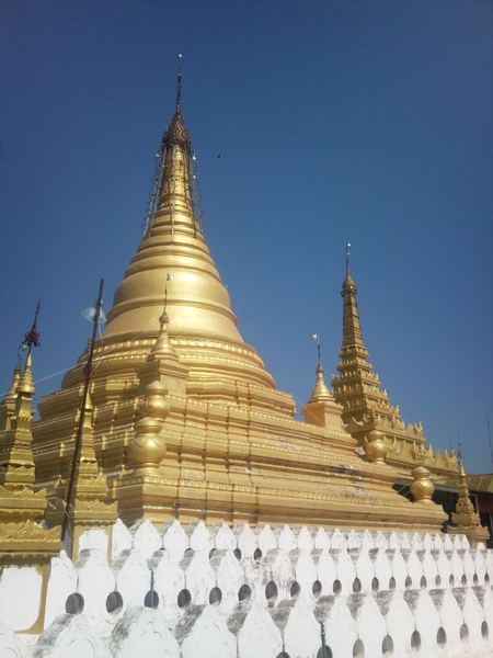 Stupa a za ní pagoda Sandamuni v Mandalay