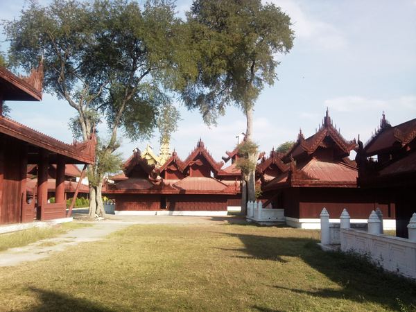 Myanmarem s mobilem v ruce – fotografie 46
