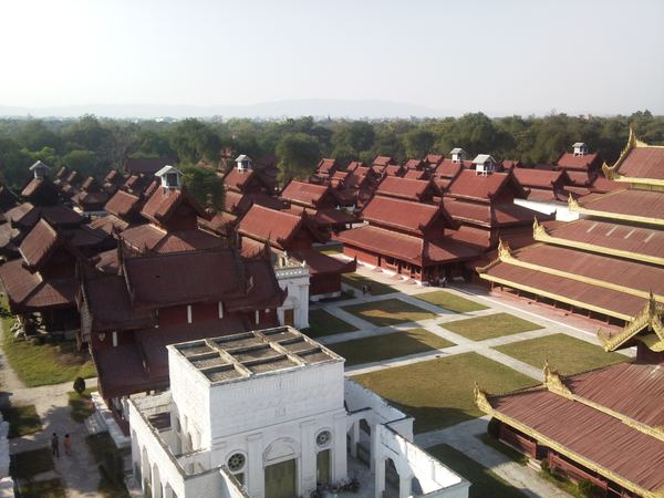 Pohled z věže na královský palác.