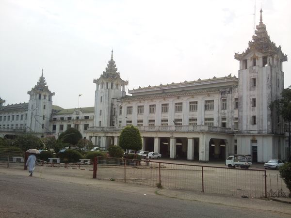 Budova vlakového nádraží v Yangonu.