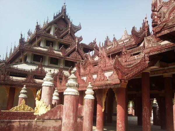 Bagaya Kyaung - muzeum v Amarapuře, kde se nachází několik set různých soch Buddhy