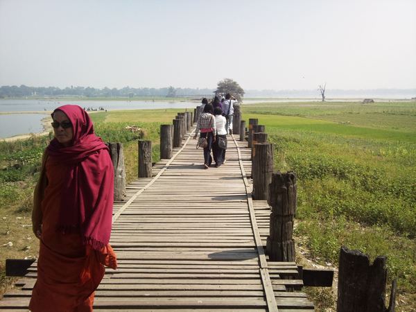 Myanmarem s mobilem v ruce – fotografie 63