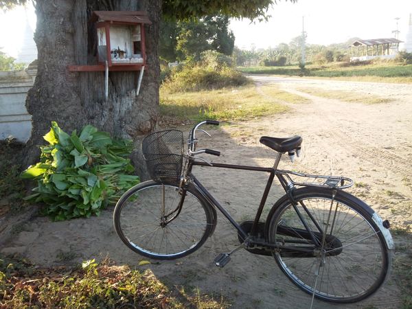 Pomocí tohoto opravdu, zpočátku obtížně ovladatelného, kolosálního kusu poctivého železa jsem projel Amarapuru, Sagaing a Inwe.