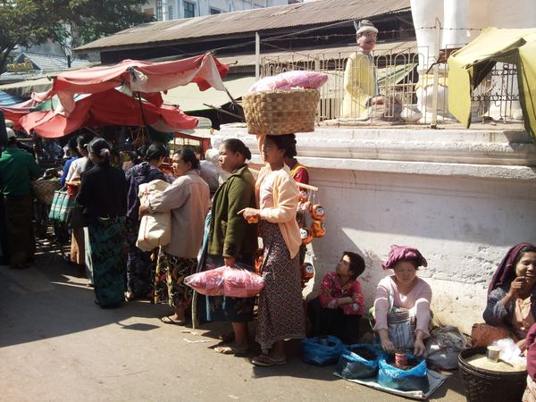 Myanmarem s mobilem v ruce – fotografie 87