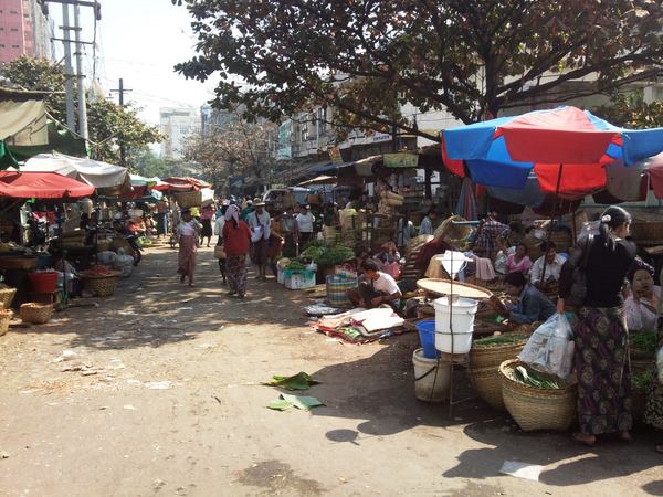 Myanmarem s mobilem v ruce – fotografie 88