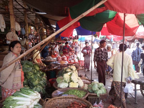 Myanmarem s mobilem v ruce – fotografie 89