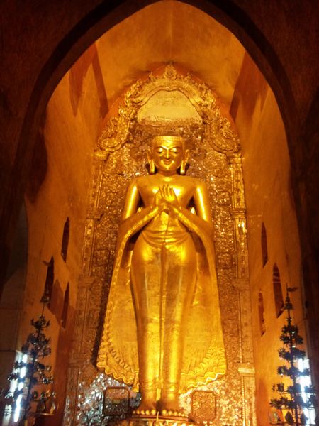 ...a uvnitř ve výklenku do každého směru je vyobrazen Buddha.