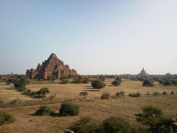 Myanmarem s mobilem v ruce – fotografie 110