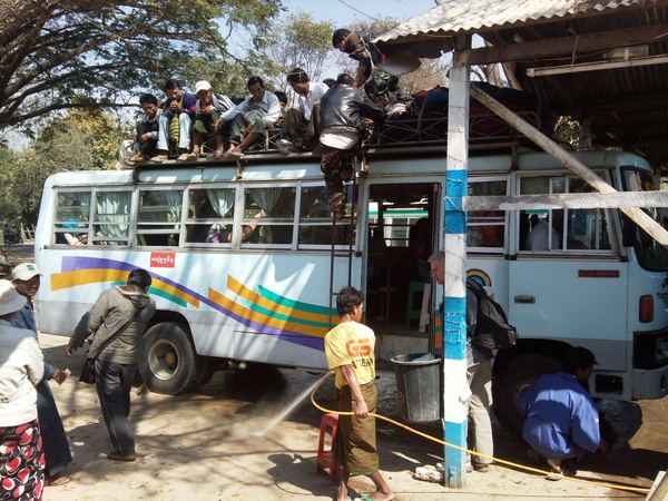 Jediný přímý spoj z Baganu k jezeru Inle je tento autobus. Cca 300 km jsme jeli 11 hodin.