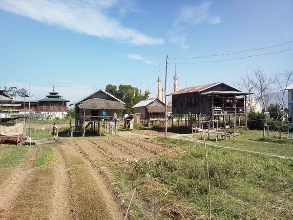 Myanmarem s mobilem v ruce – fotografie 114