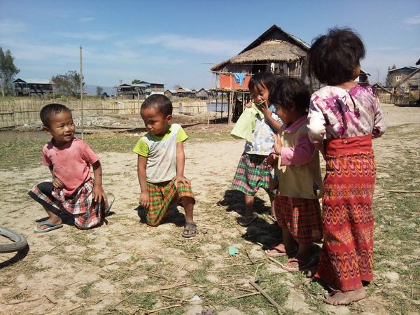 Myanmarem s mobilem v ruce – fotografie 116