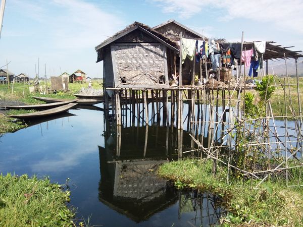 Myanmarem s mobilem v ruce – fotografie 118